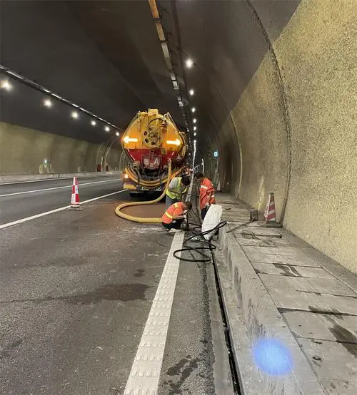 淇滨隧道排水渠清淤